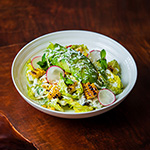 سلطة الأفوكادو والذرة المشوية